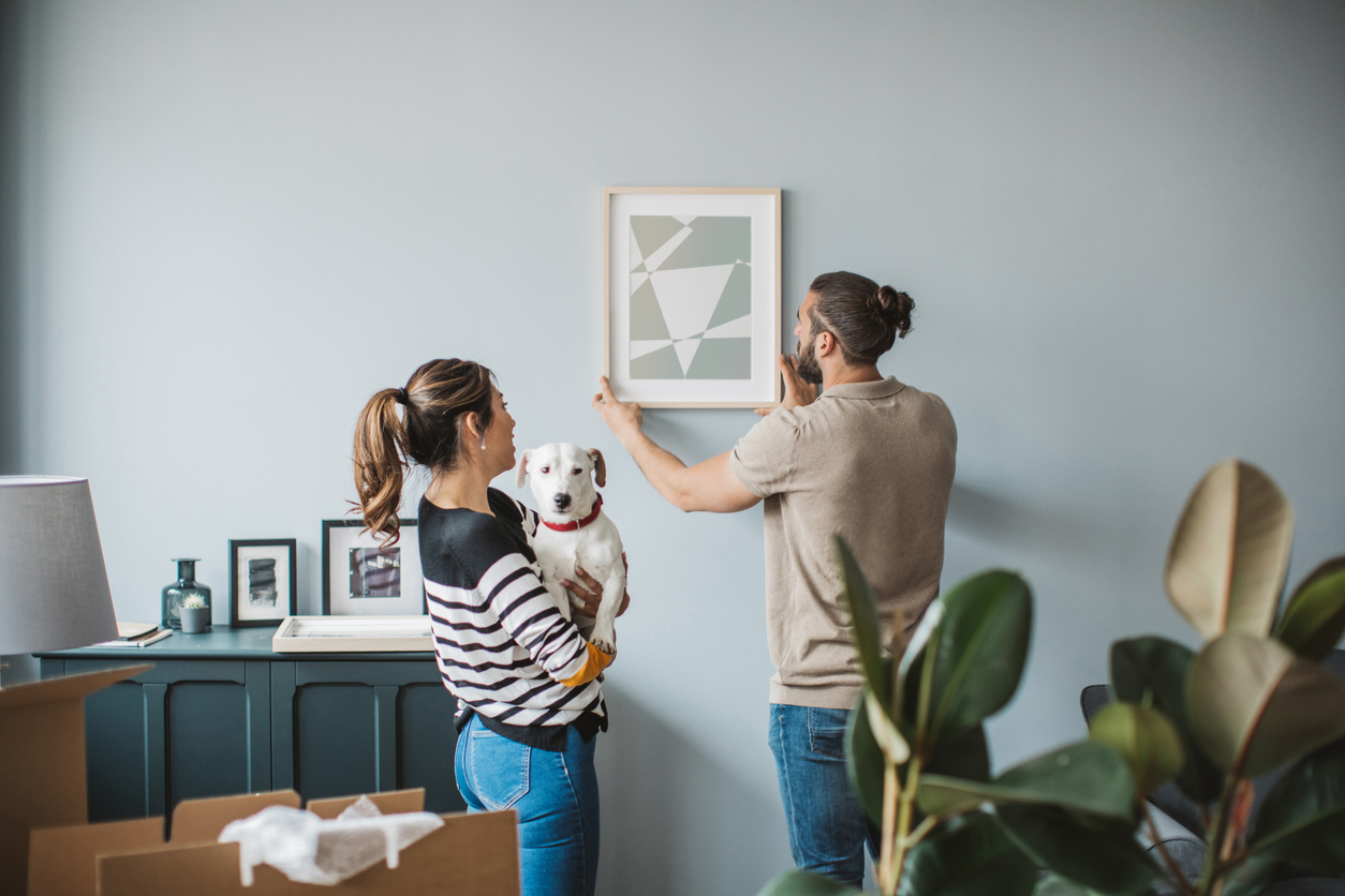 Couple hanging picture